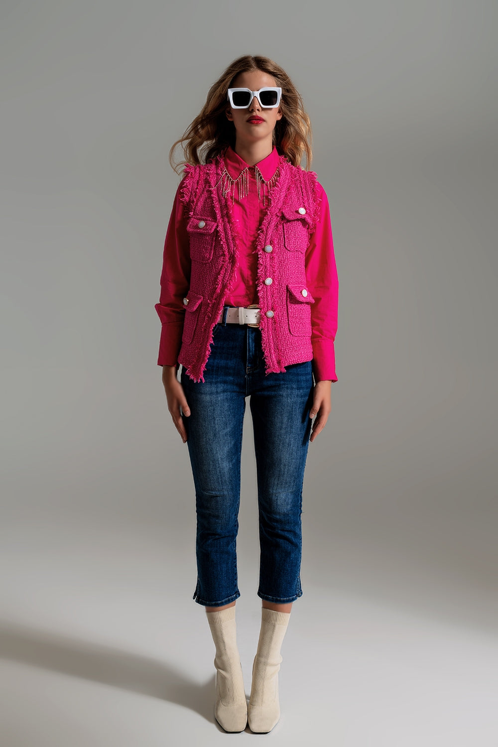 Jeans skinny coupés avec lavage foncé