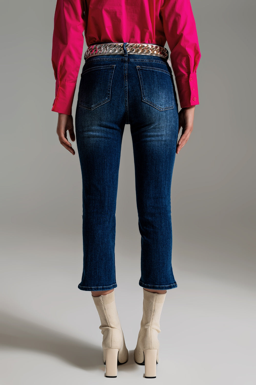 Jeans skinny coupés avec lavage foncé