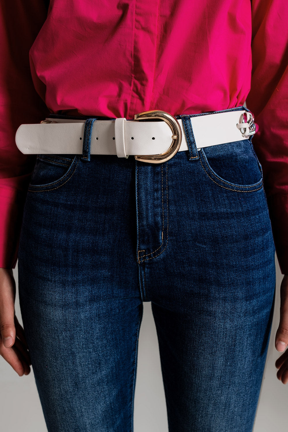 Jeans skinny coupés avec lavage foncé