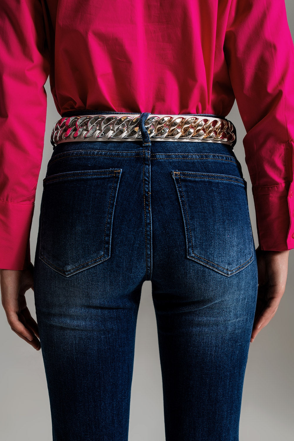 Jeans skinny coupés avec lavage foncé