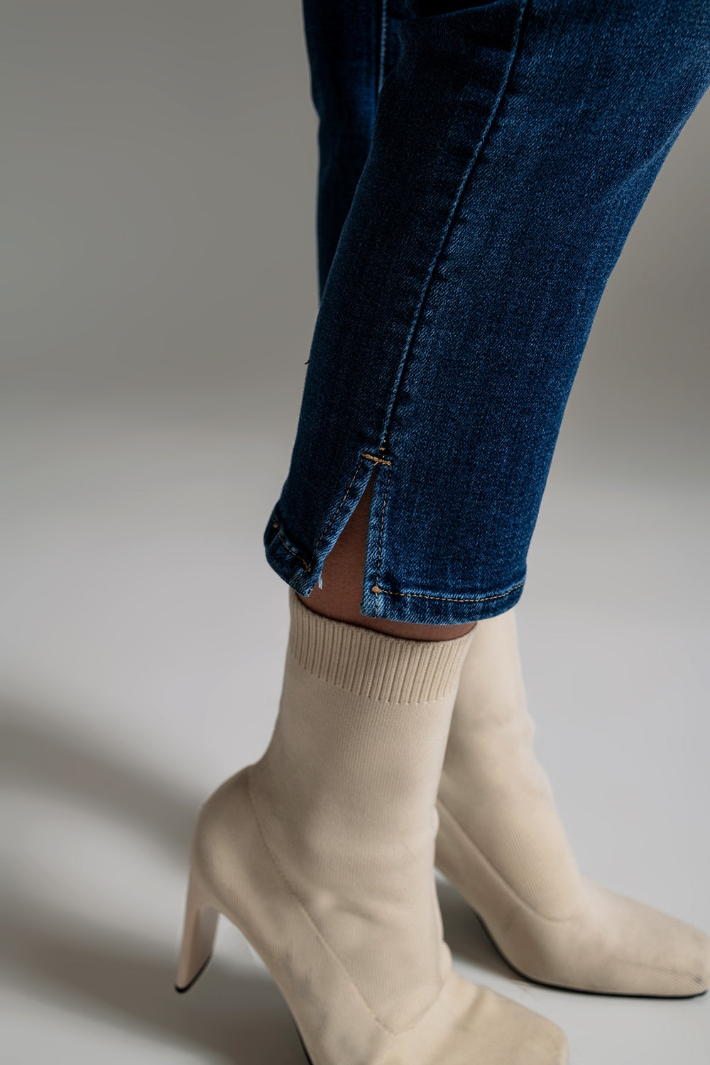 Jeans skinny coupés avec lavage foncé