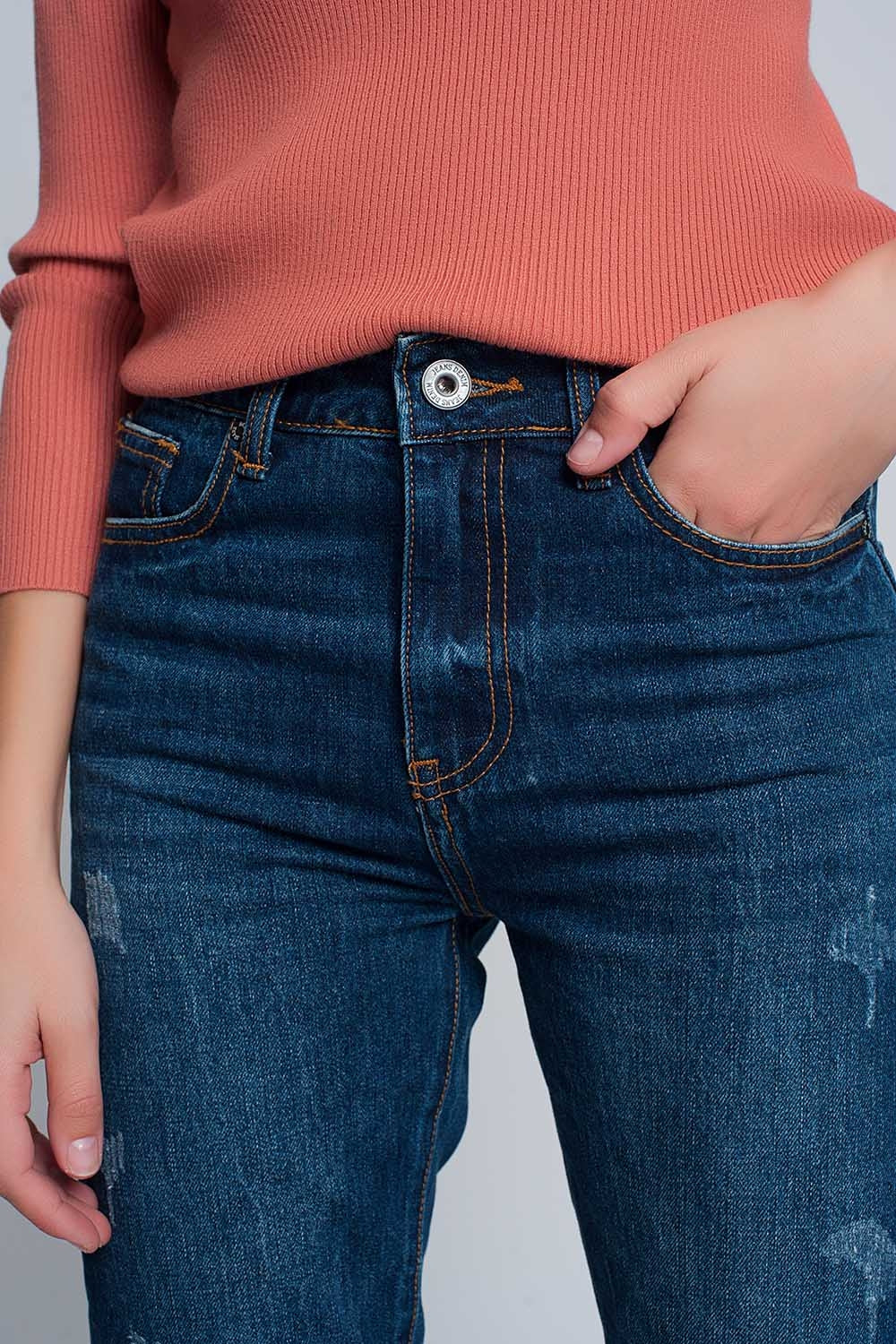 Jeans slim taille haute de maman en bleu lavé avec déchirures sur le devant