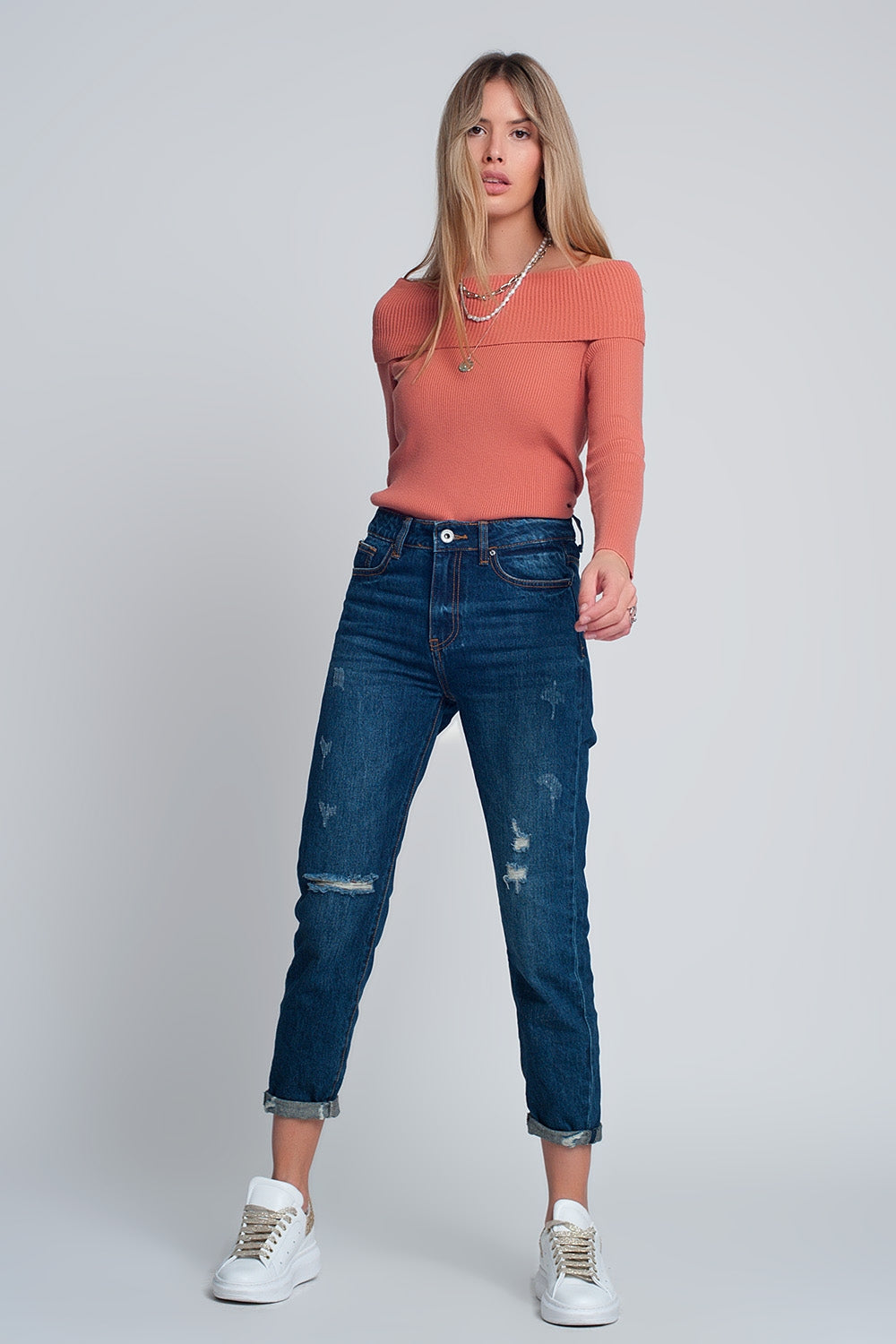 Jeans slim taille haute de maman en bleu lavé avec déchirures sur le devant