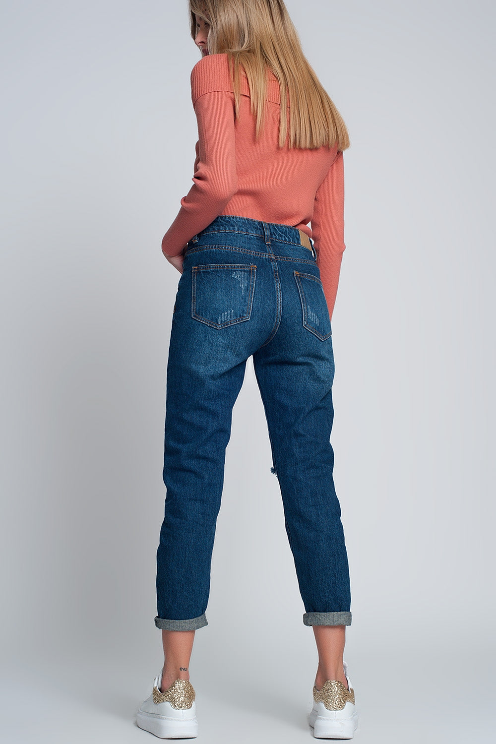 Jeans slim taille haute de maman en bleu lavé avec déchirures sur le devant