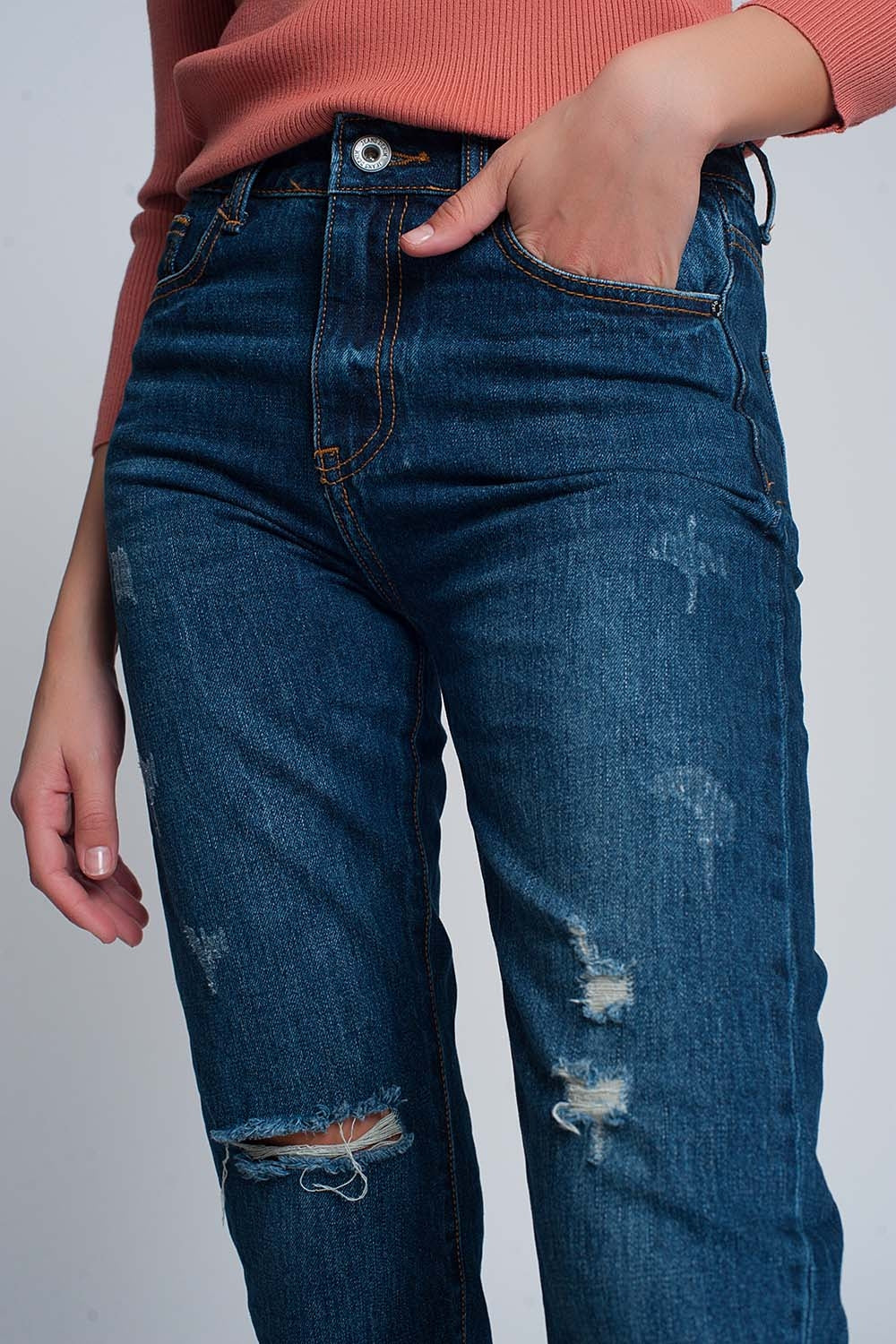 Jeans slim taille haute de maman en bleu lavé avec déchirures sur le devant