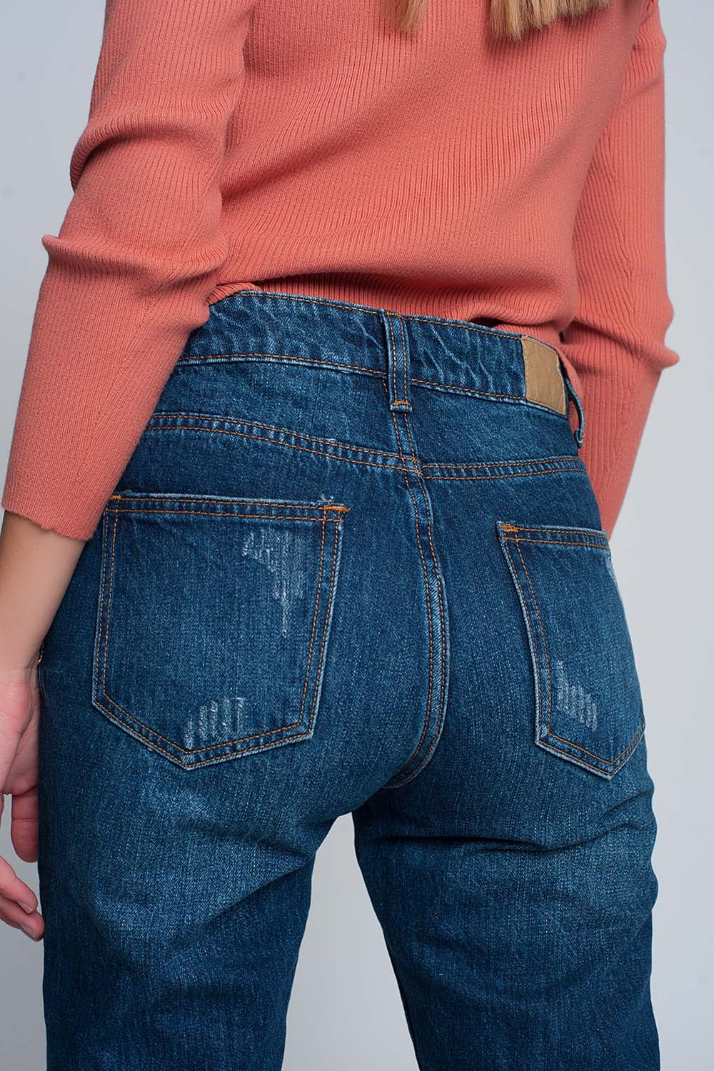 Jeans slim taille haute de maman en bleu lavé avec déchirures sur le devant