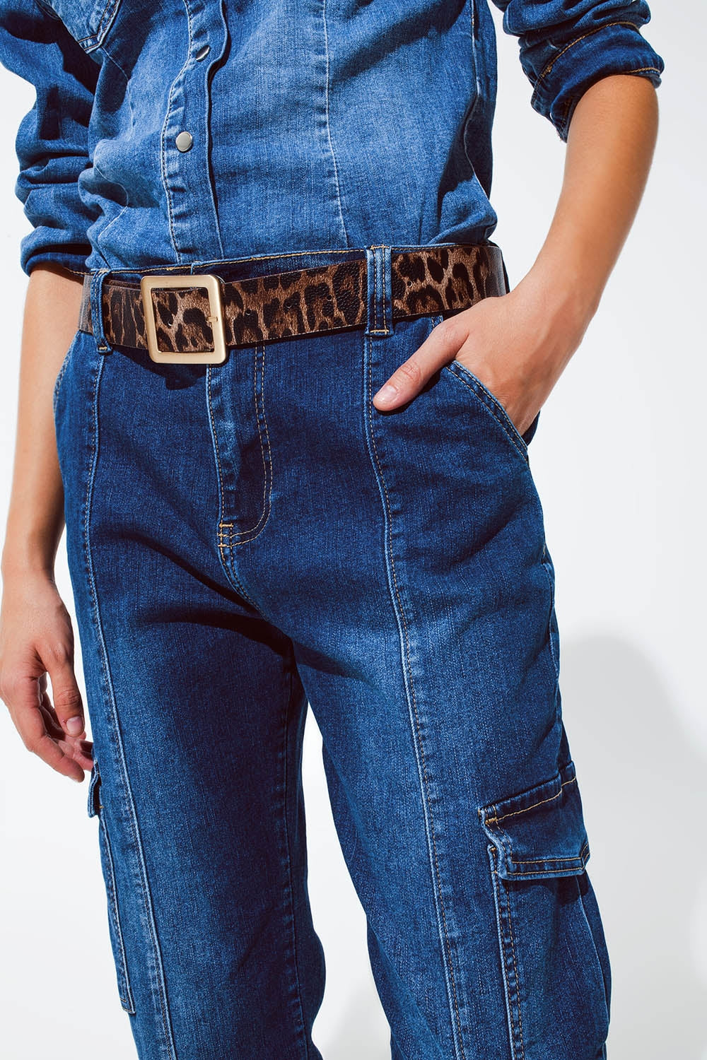 Jeans style cargo avec couture sur le devant en délavage moyen