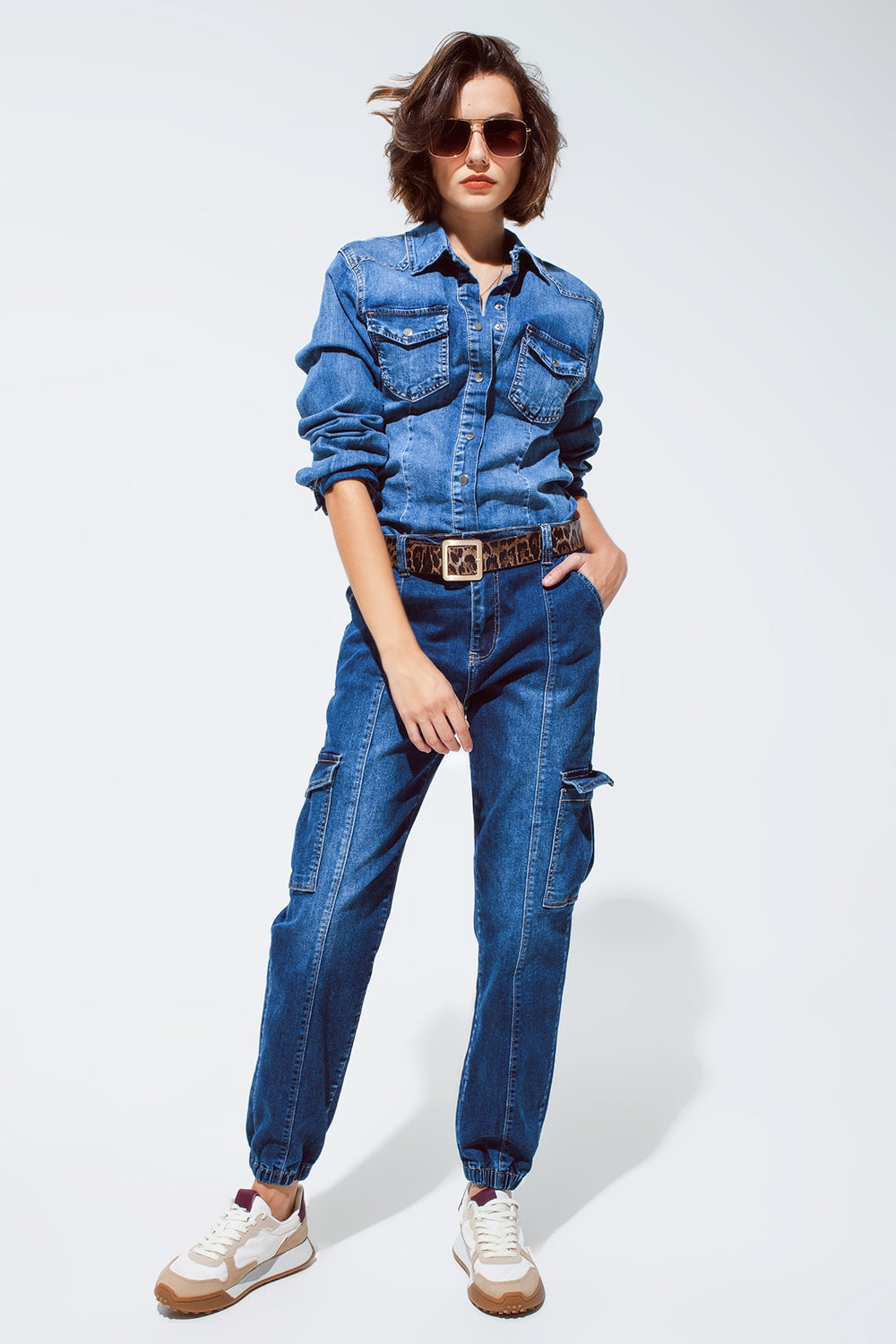Jeans style cargo avec couture sur le devant en délavage moyen