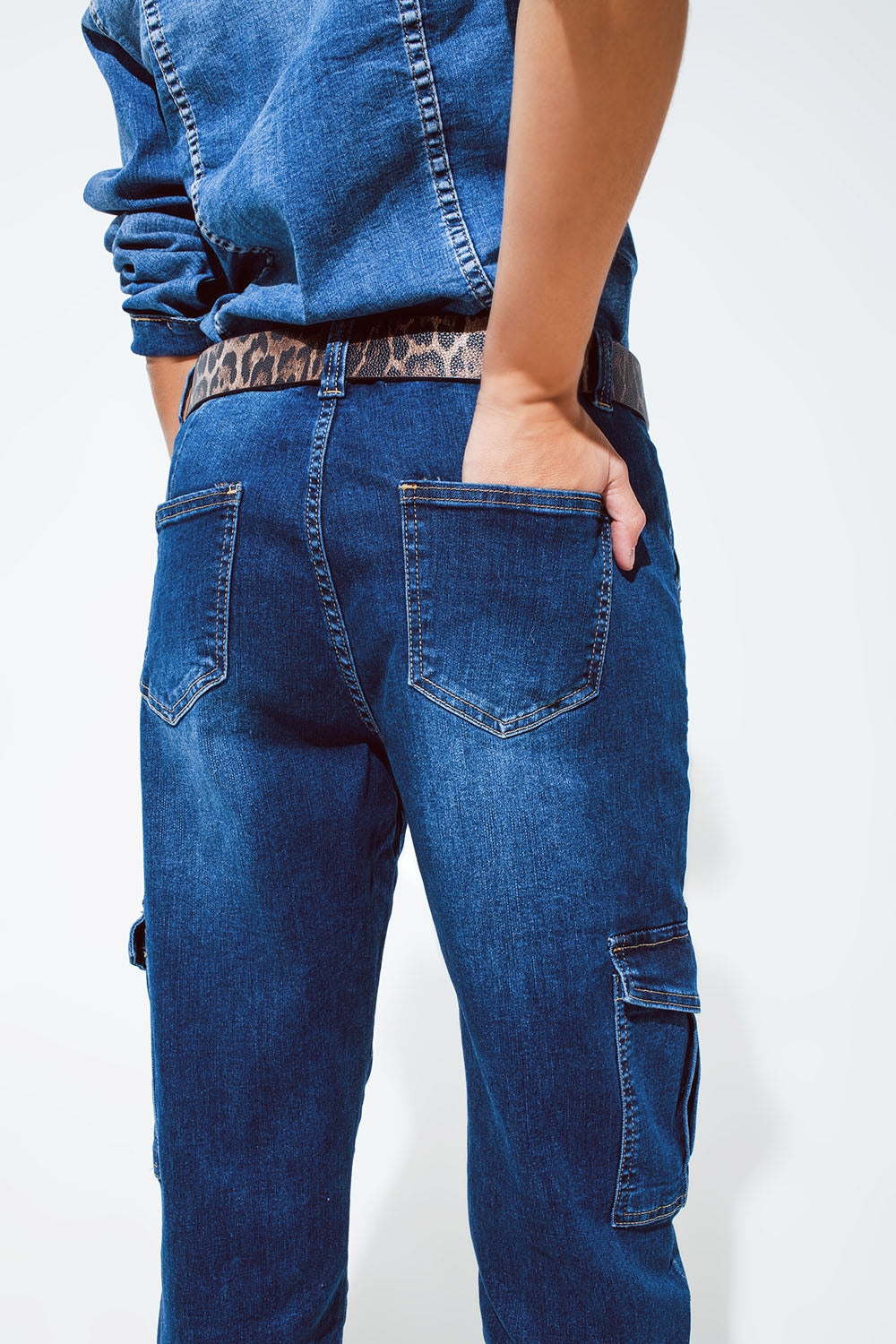 Jeans style cargo avec couture sur le devant en délavage moyen