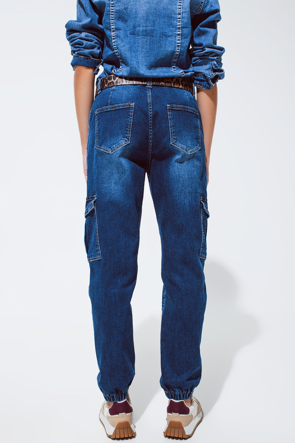 Jeans style cargo avec couture sur le devant en délavage moyen
