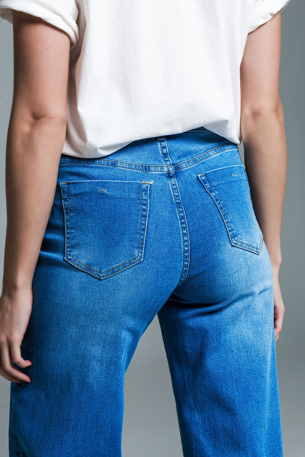 Jeans style palazzo à délavage moyen avec double piqûre à l'ourlet