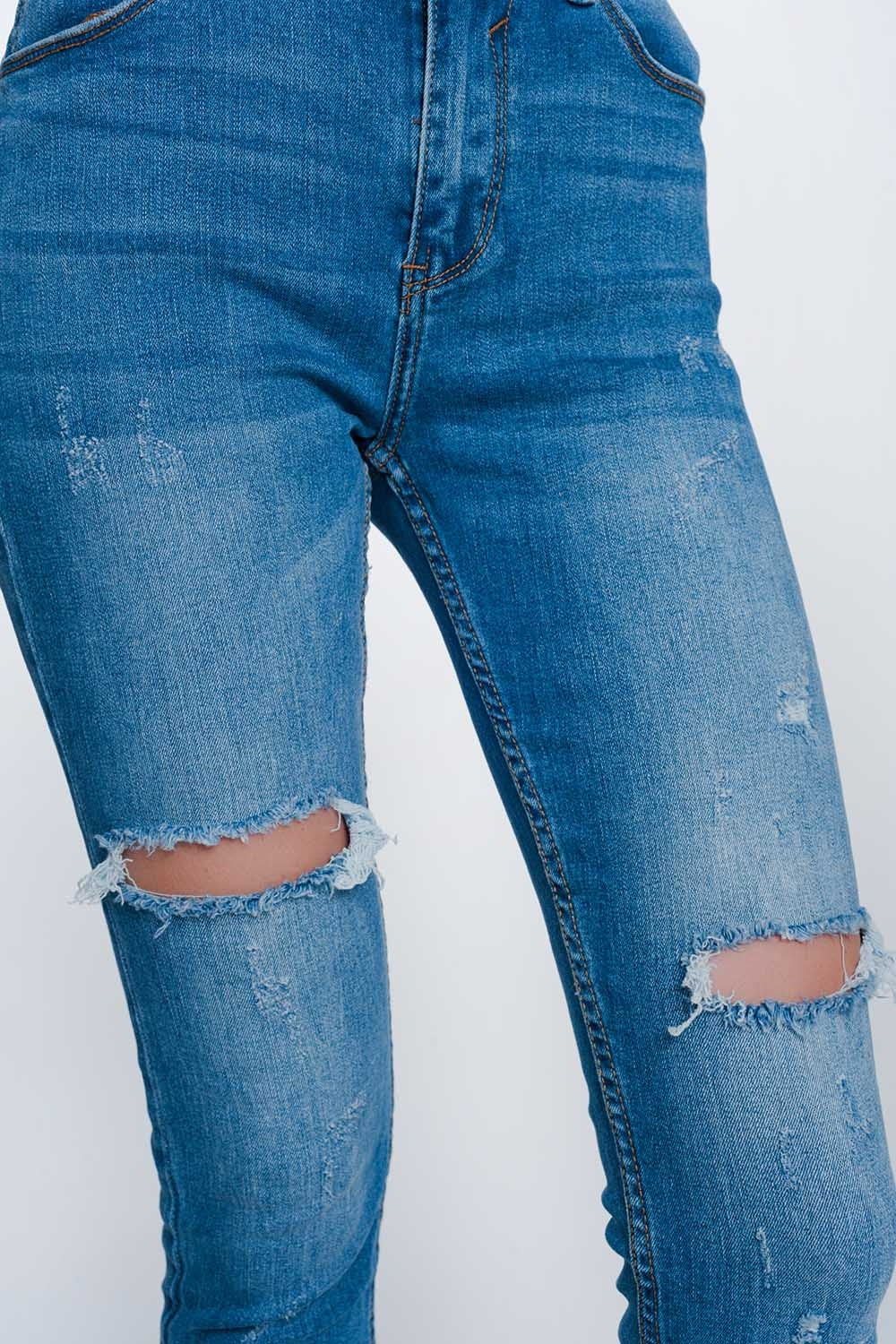 jeans super skinny avec des trous dans les genoux
