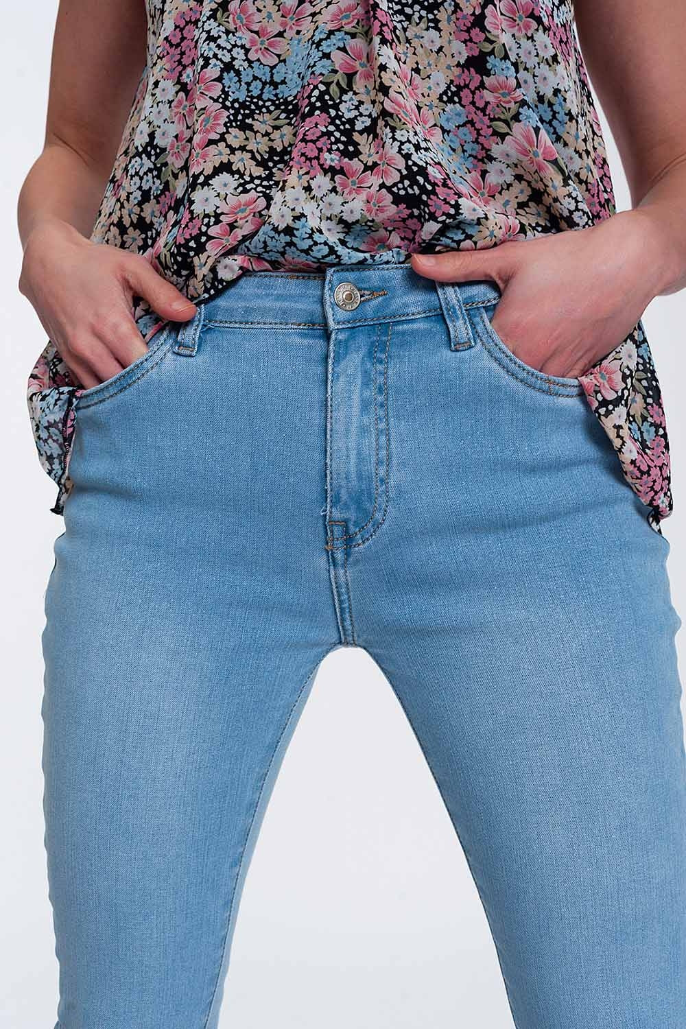 Jeans taille haute au beau design avec brillants