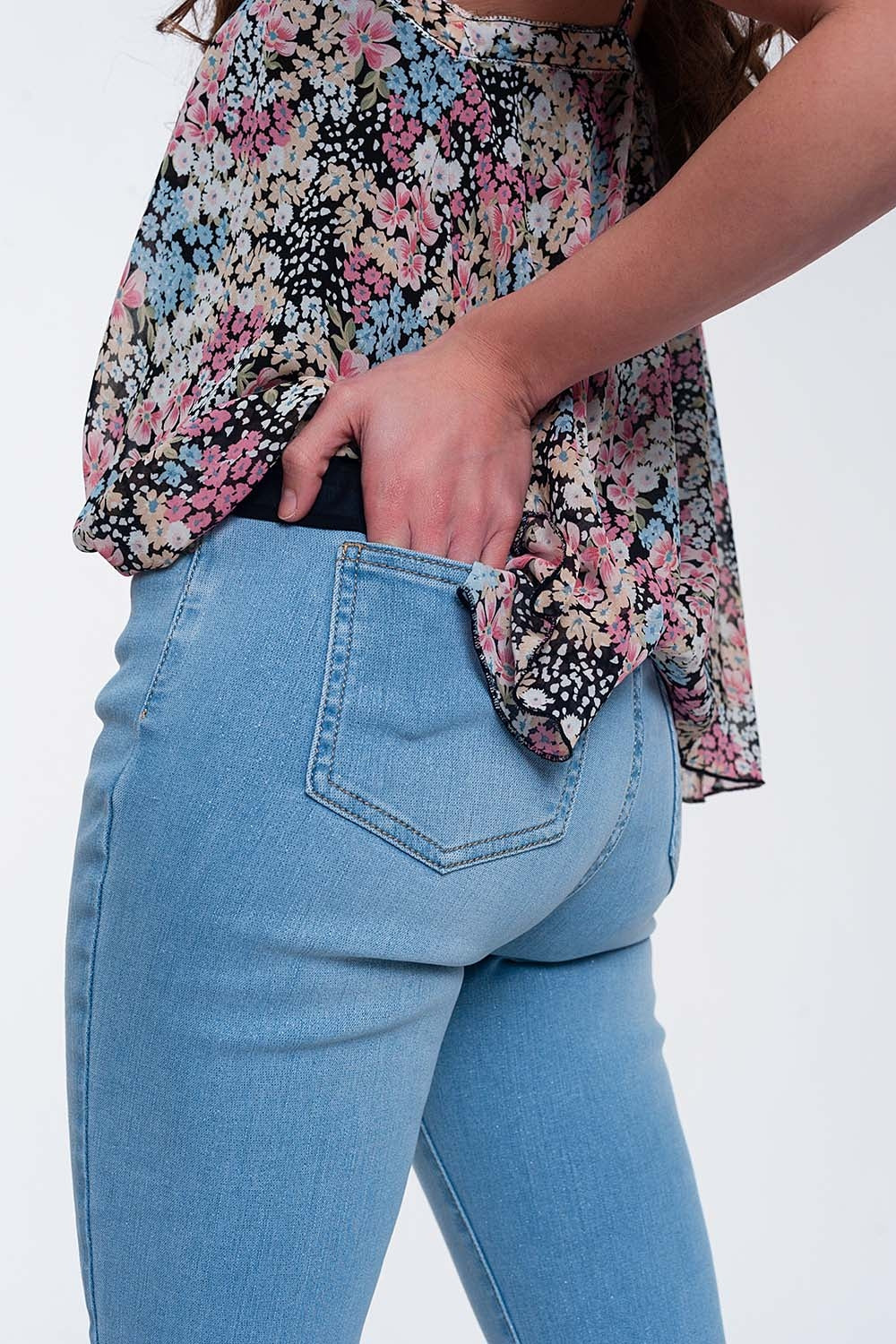 Jeans taille haute au beau design avec brillants
