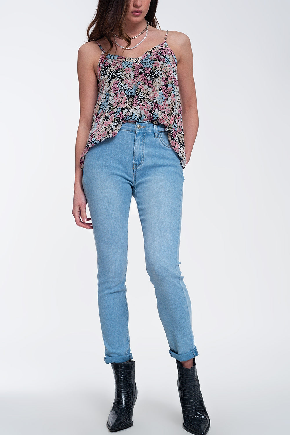 Jeans taille haute au beau design avec brillants