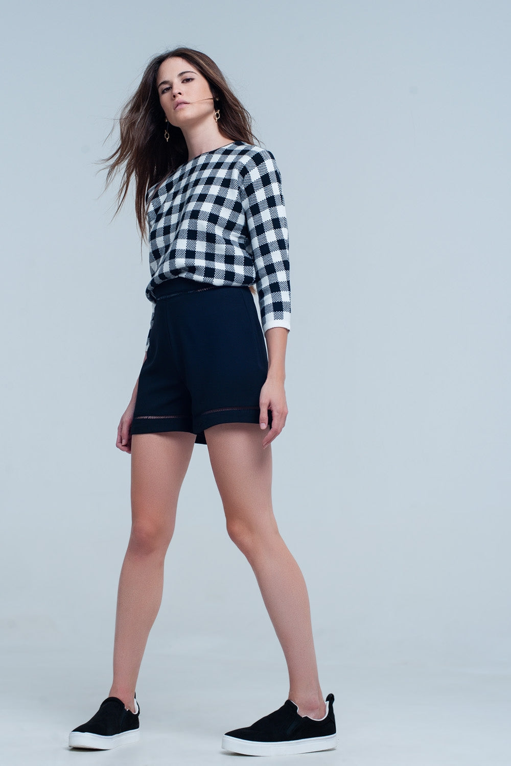 Short court noir avec des détails en dentelle