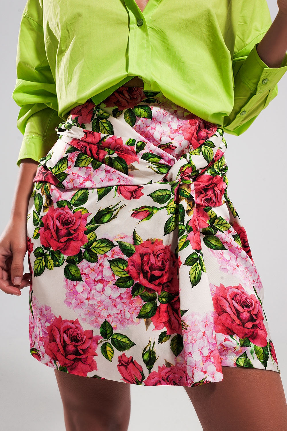 Jupe courte nouée sur le devant à imprimé roses