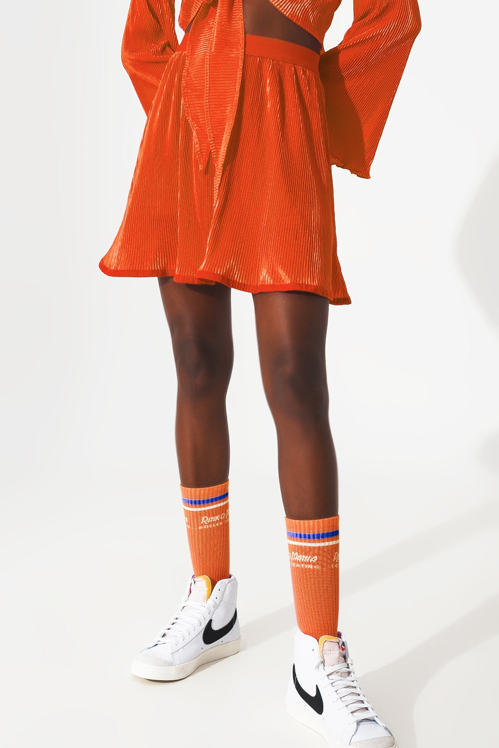 Jupe courte plissée en orange