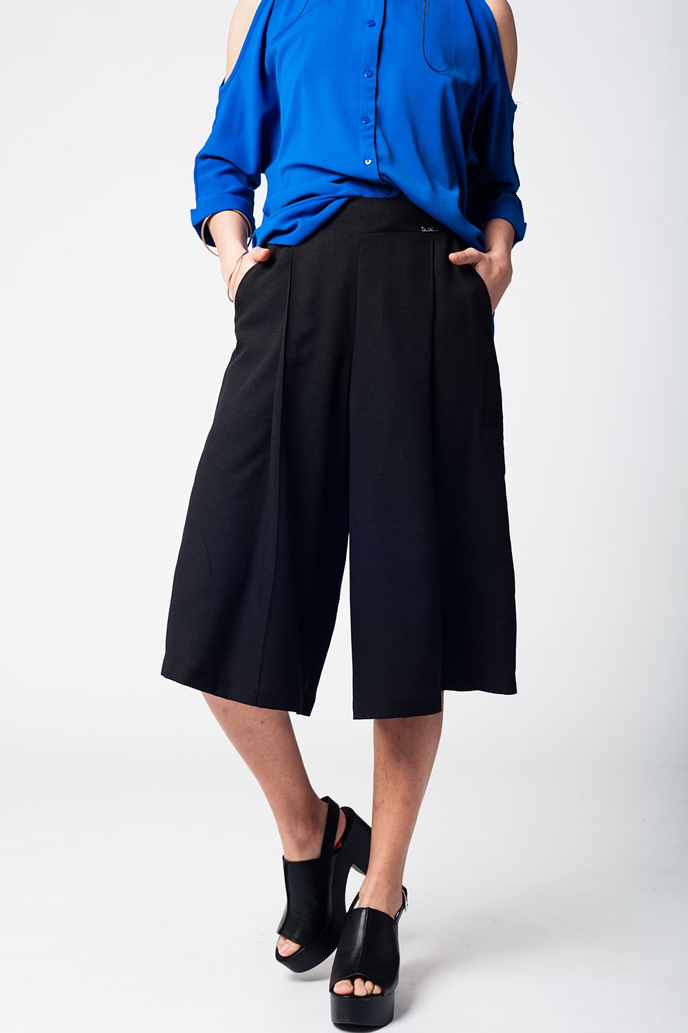 Q2 Jupe culotte noire avec boutons argentés