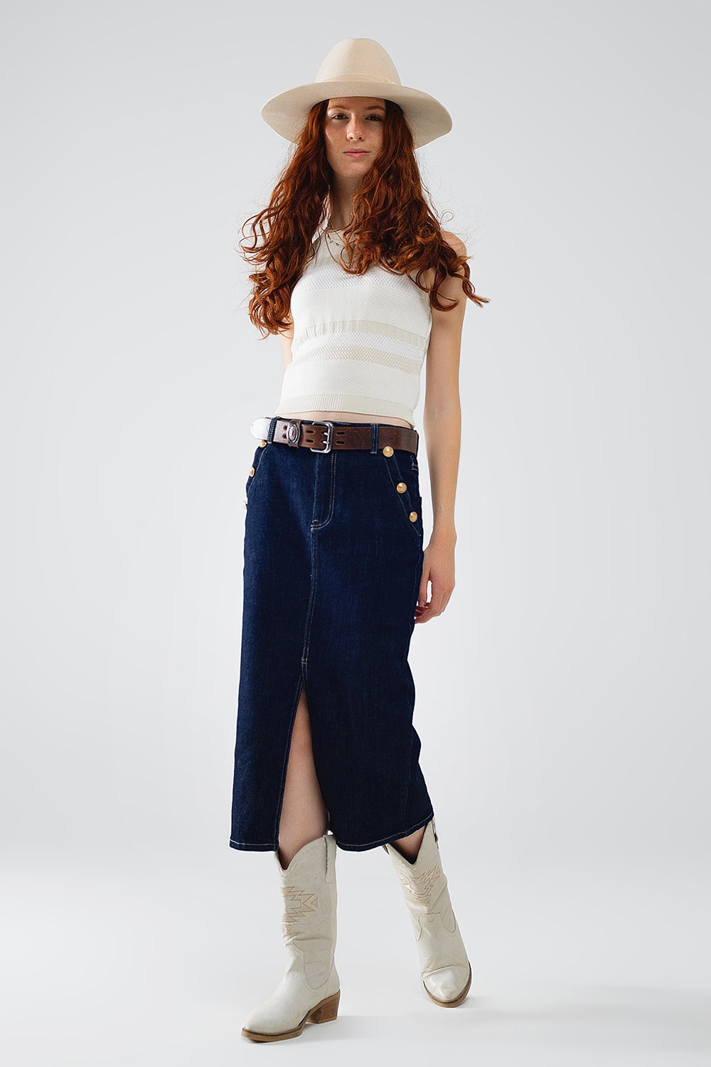 Jupe en denim avec fente sur le devant et boutons dorés sur les côtés