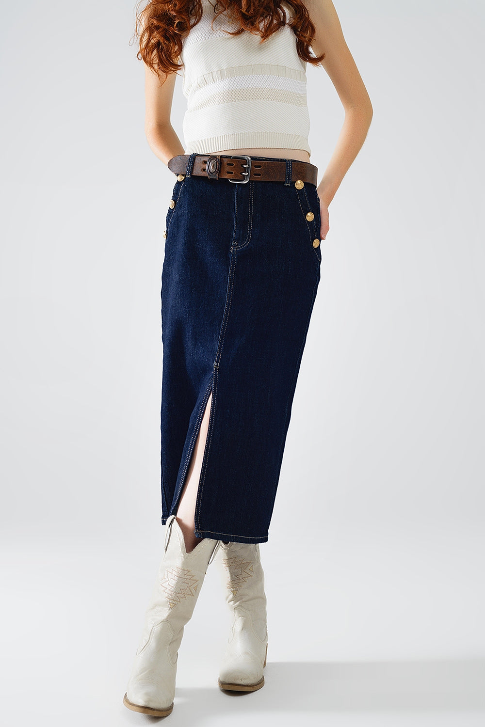Jupe en denim avec fente sur le devant et boutons dorés sur les côtés