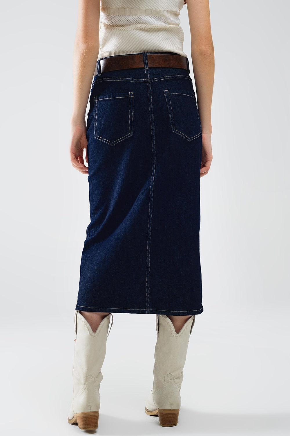 Jupe en denim avec fente sur le devant et boutons dorés sur les côtés