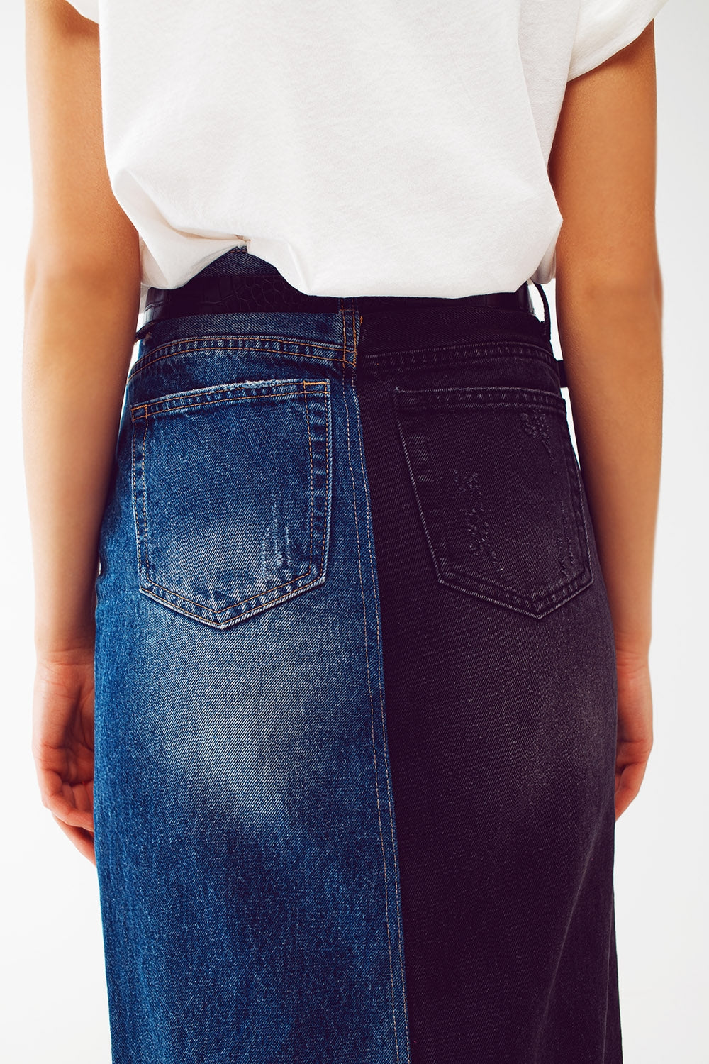 jupe en jean bleu et noir