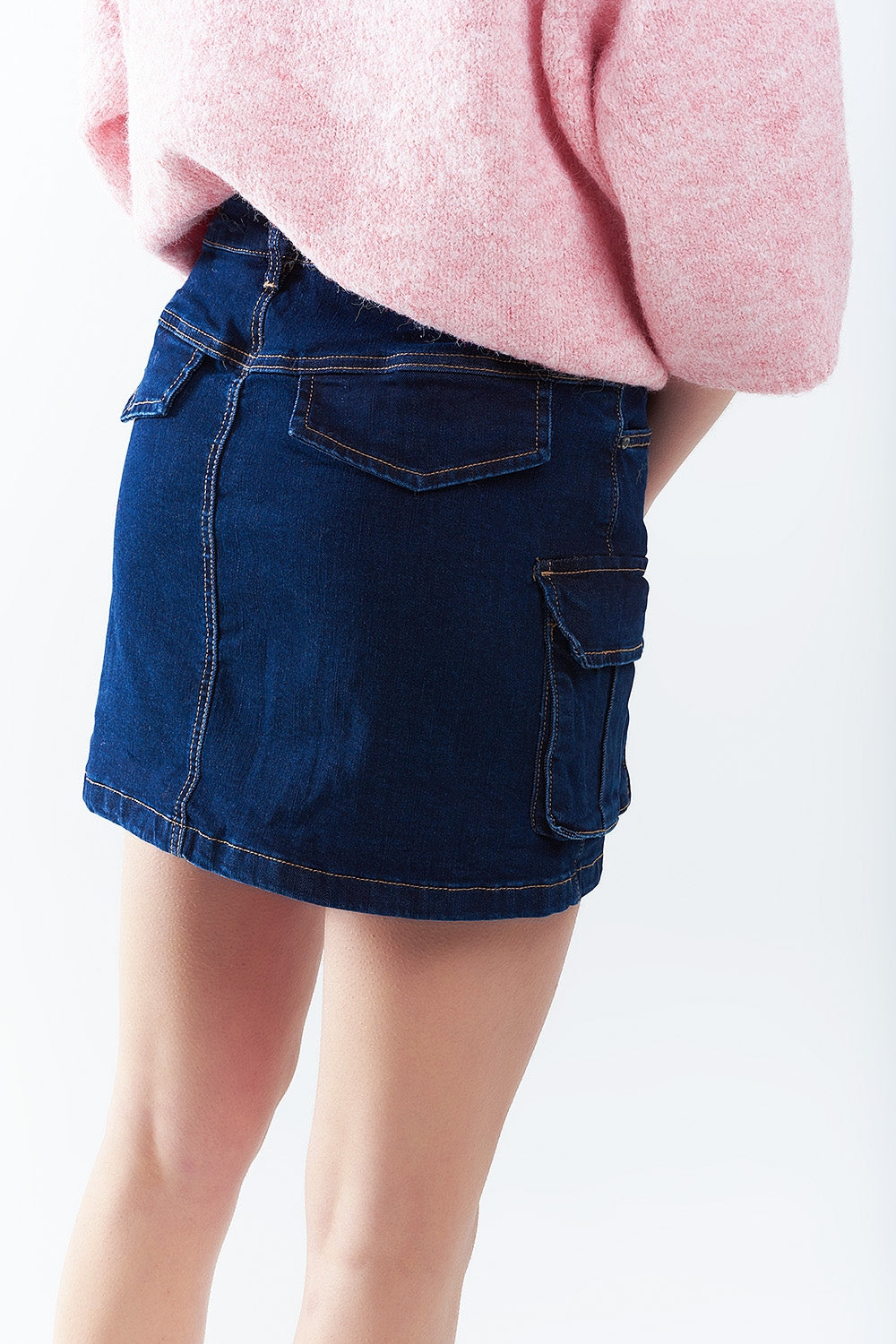 Jupe en jean cargo dans une teinte foncée avec coutures contrastantes