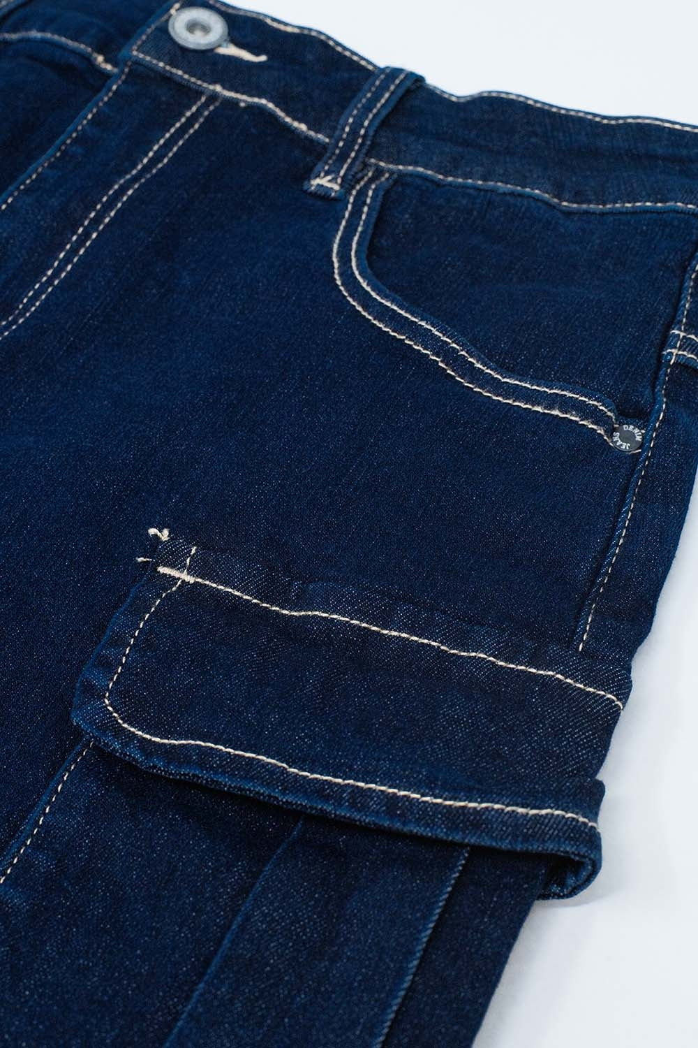 Jupe en jean cargo dans une teinte foncée avec coutures contrastantes