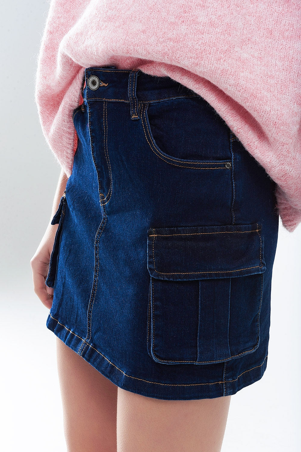 Jupe en jean cargo dans une teinte foncée avec coutures contrastantes