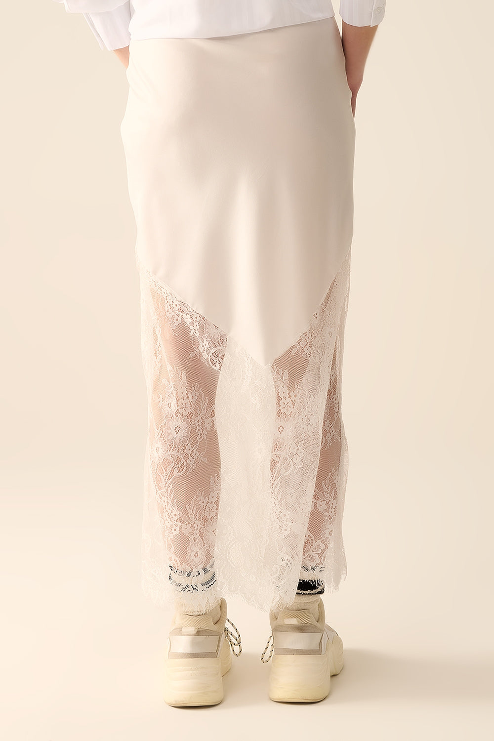 jupe en satin blanc avec de la dentelle en bas