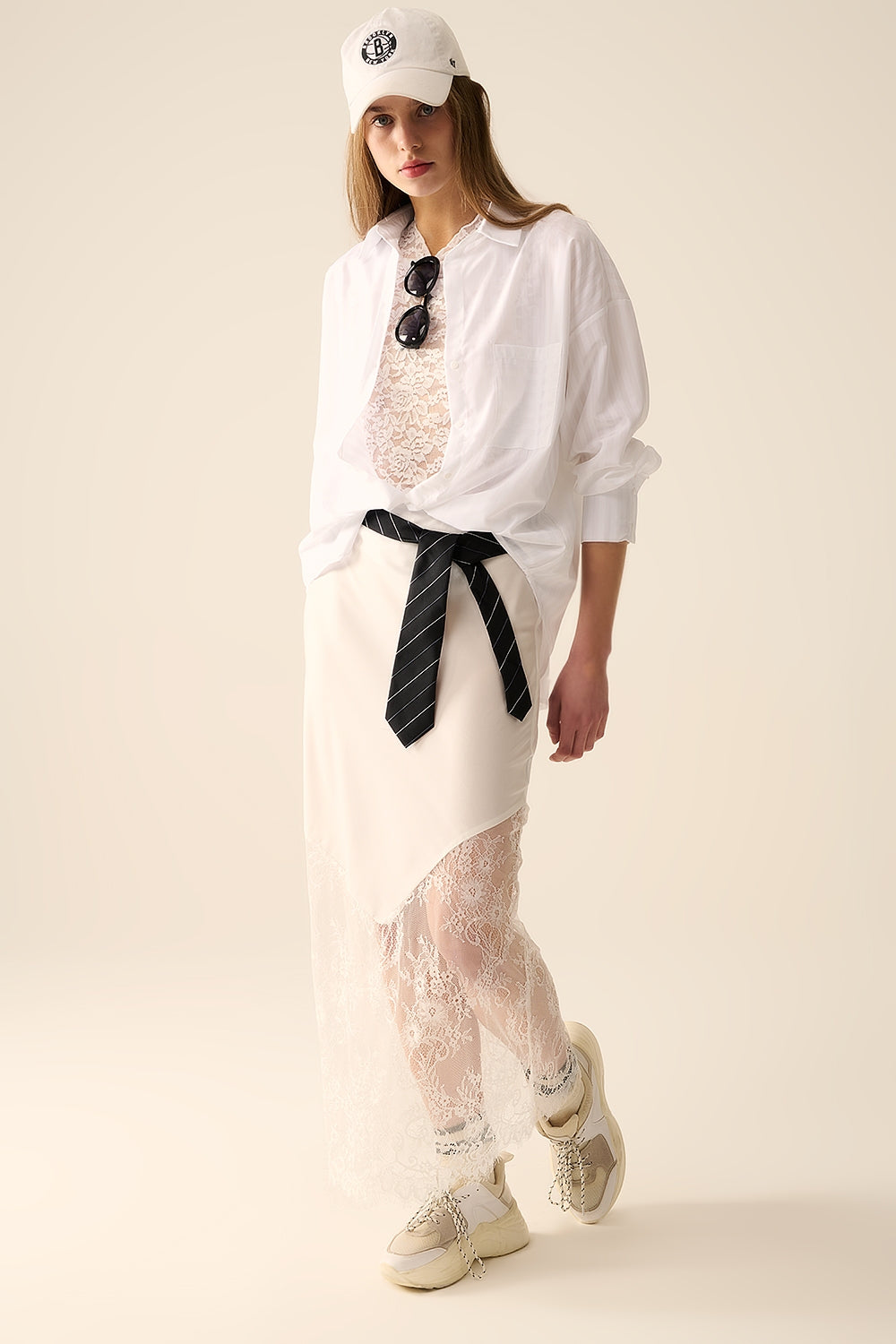 jupe en satin blanc avec de la dentelle en bas