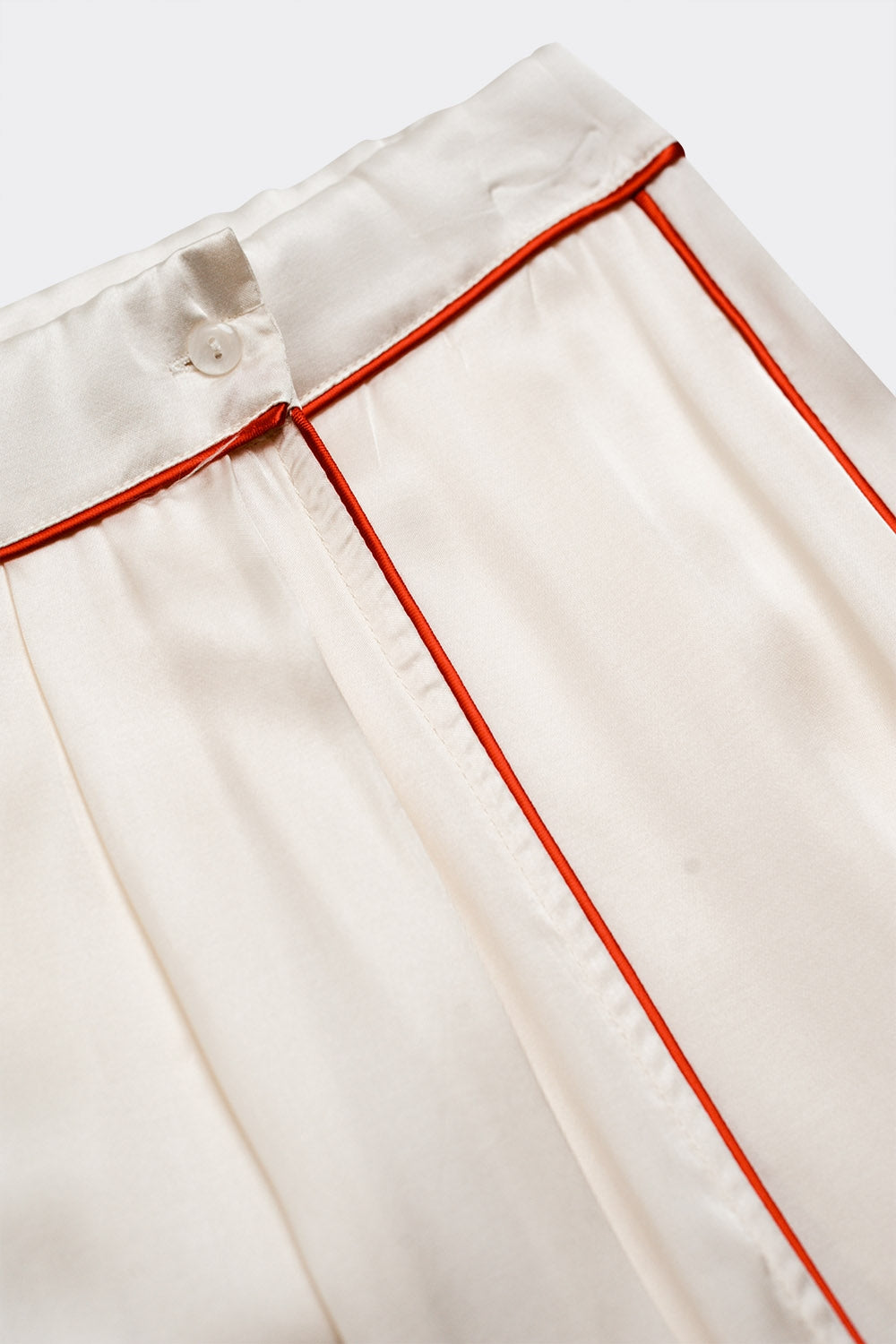 Jupe en satin crème avec couture couleurée