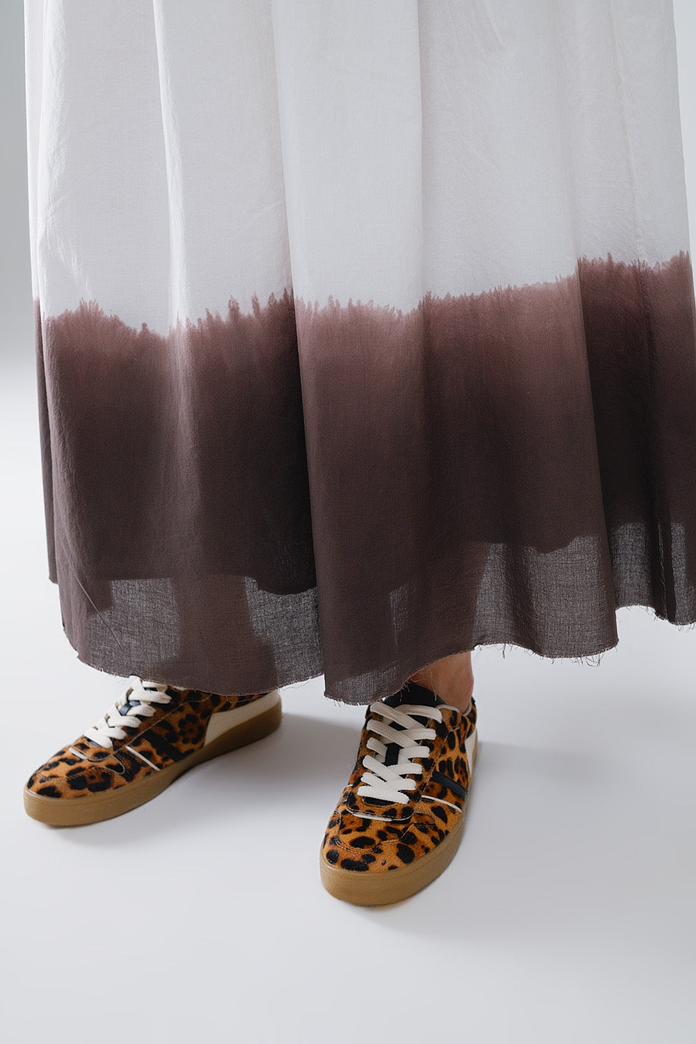 Jupe fluide à taille tombante blanche avec détails ombrés marron