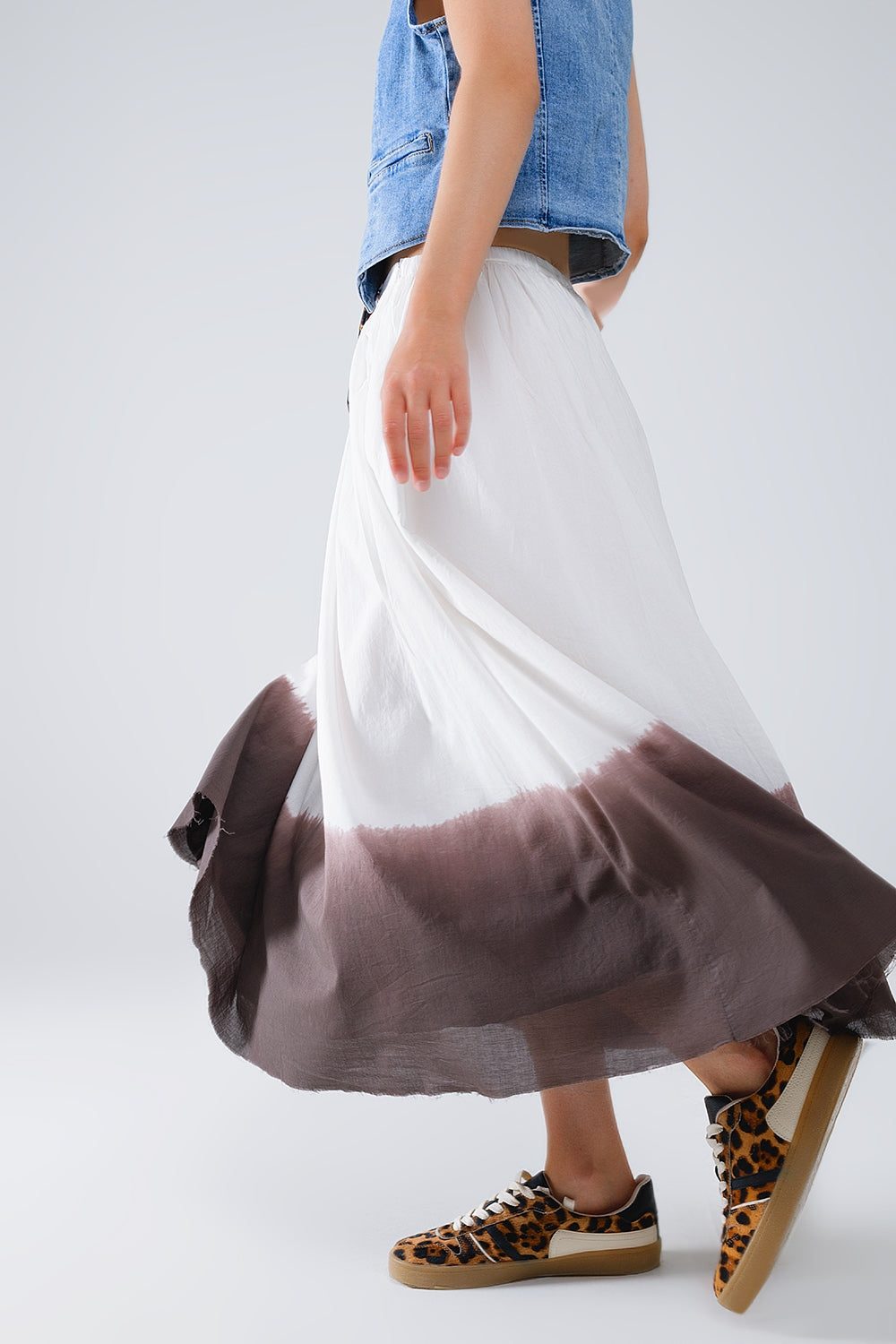 Jupe fluide à taille tombante blanche avec détails ombrés marron