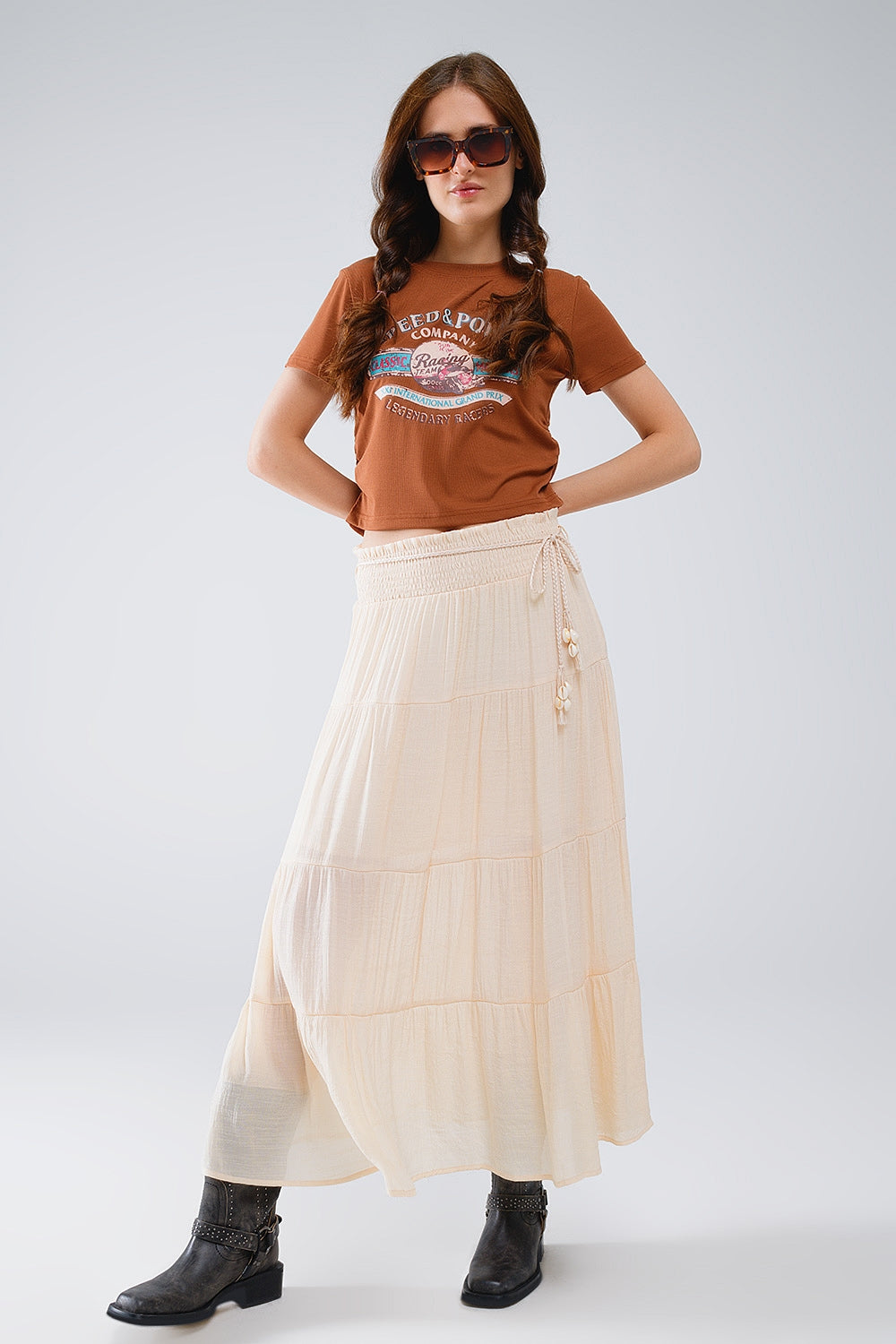 Jupe longue à pinces en beige avec taille élastique et détails en coquillage