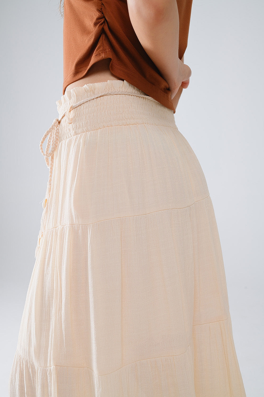 Jupe longue à pinces en beige avec taille élastique et détails en coquillage