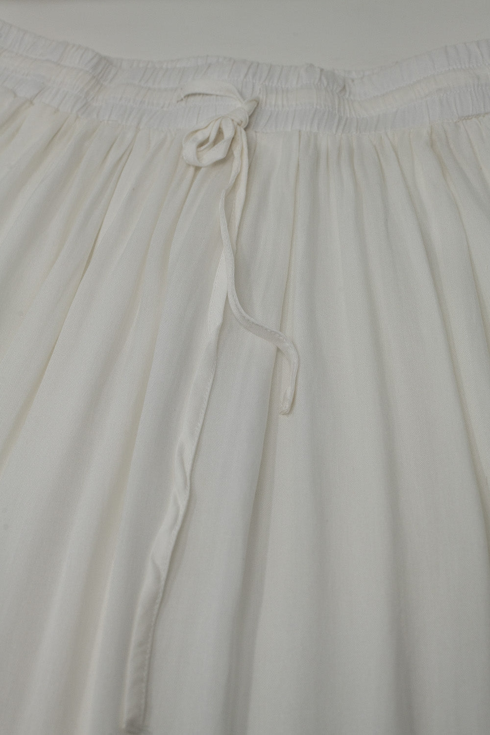 Jupe longue en tissu fluide blanc avec taille élastique