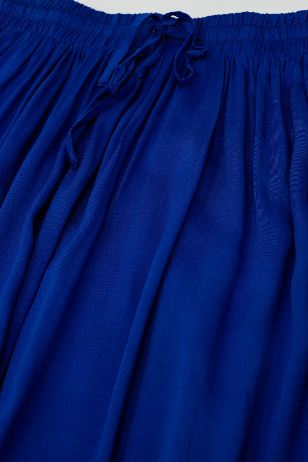 Jupe longue en tissu fluide bleu avec taille élastique