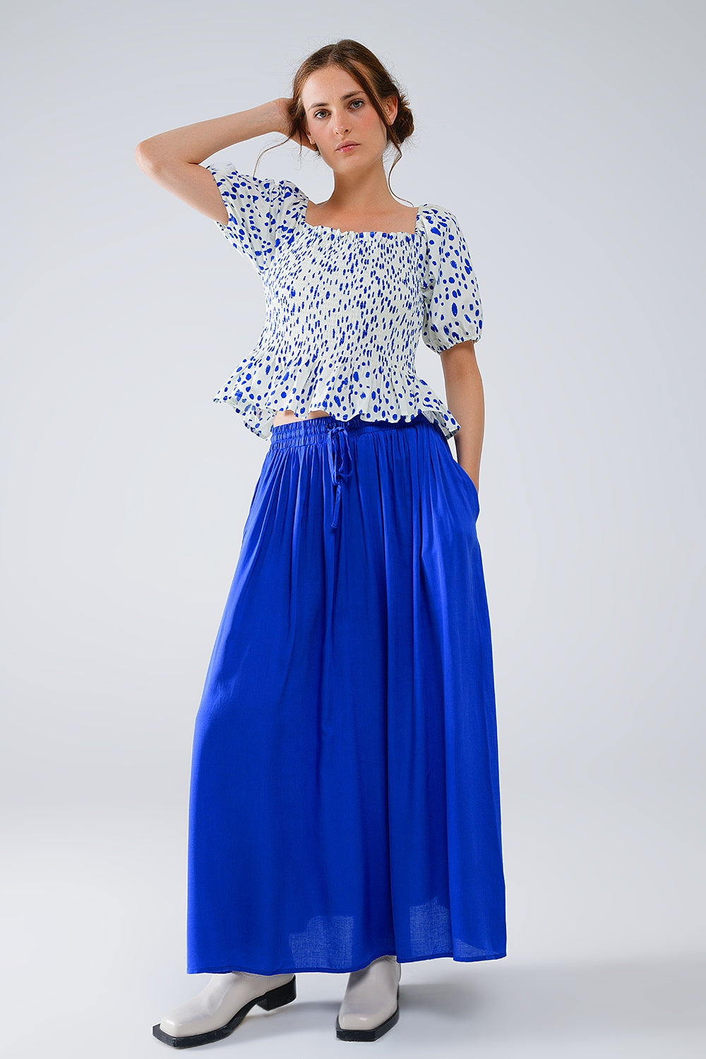 Jupe longue en tissu fluide bleu avec taille élastique