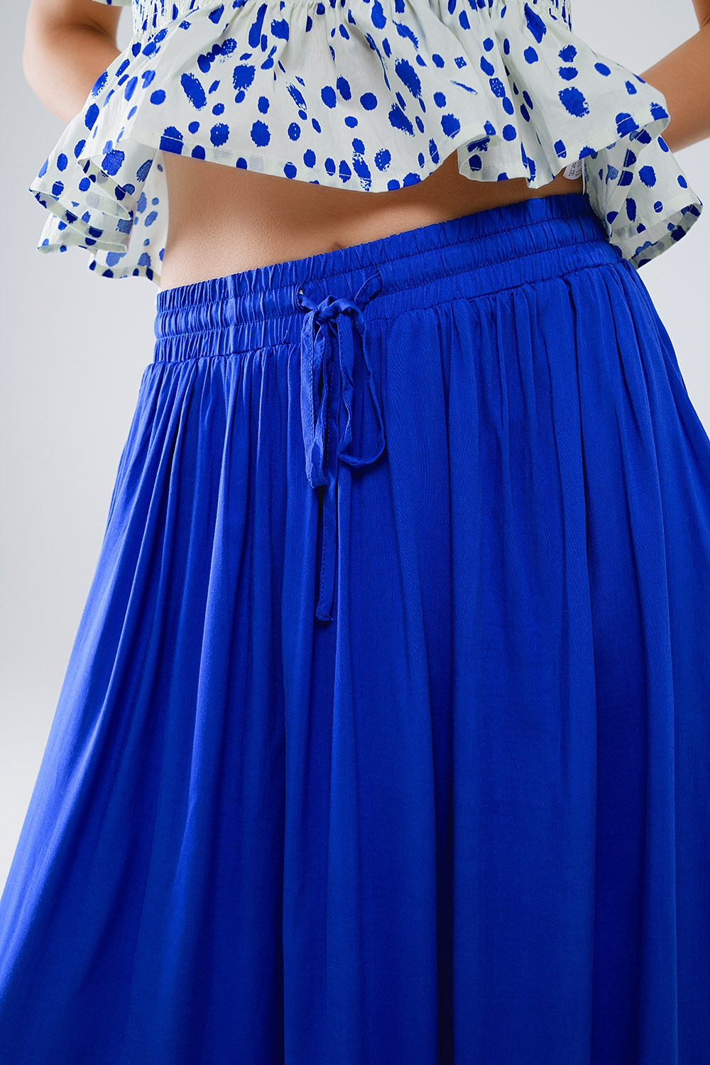 Jupe longue en tissu fluide bleu avec taille élastique