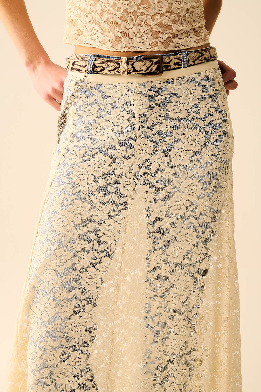 Jupe maxi en dentelle beige avec motif floral