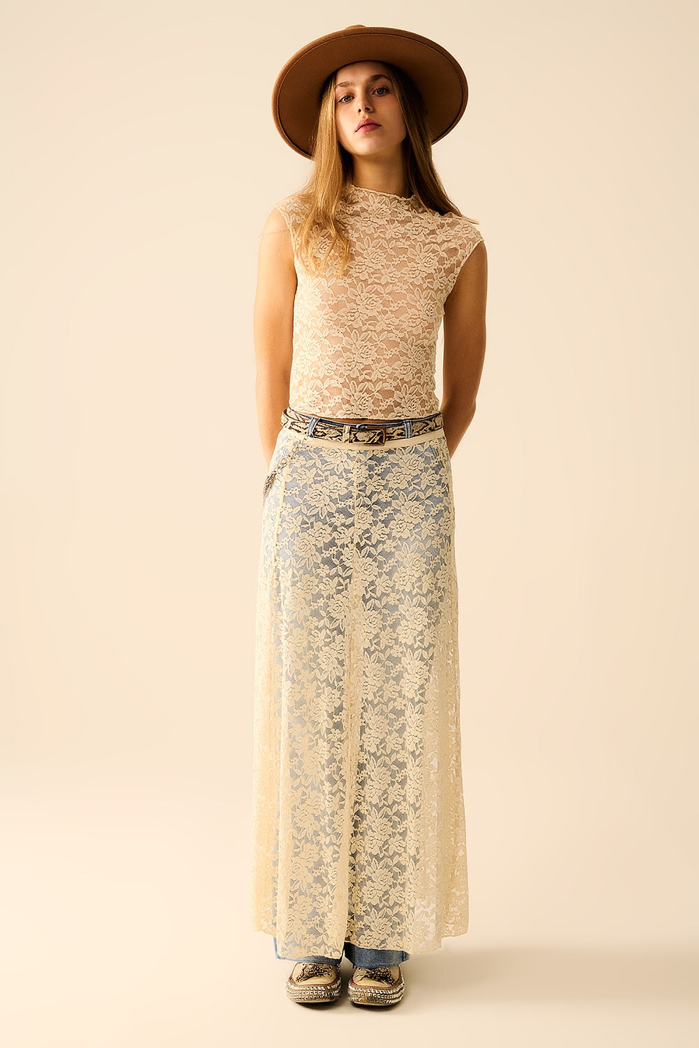 Jupe maxi en dentelle beige avec motif floral