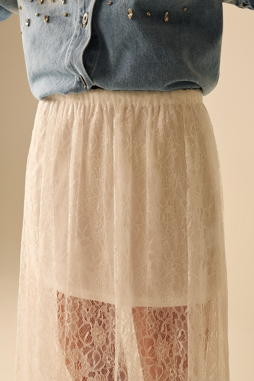 Jupe maxi en dentelle blanche avec détails en paillettes