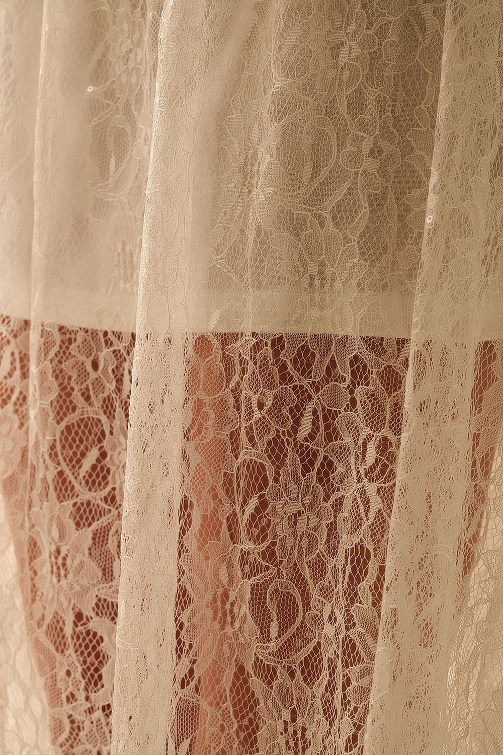 Jupe maxi en dentelle blanche avec détails en paillettes