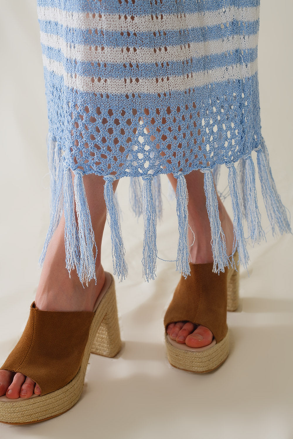 Jupe midi en crochet blanche à rayures bleues et ourlet à franges