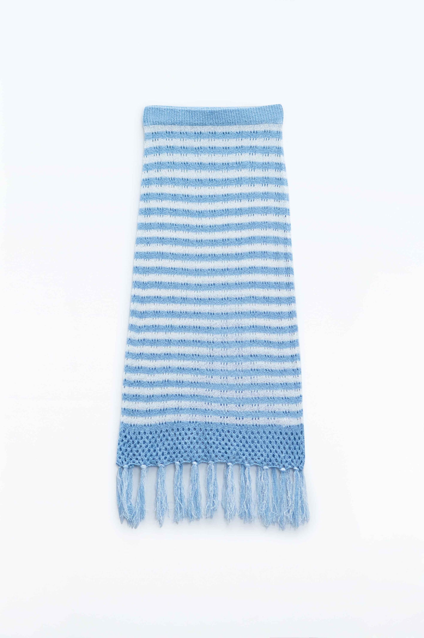 Jupe midi en crochet blanche à rayures bleues et ourlet à franges