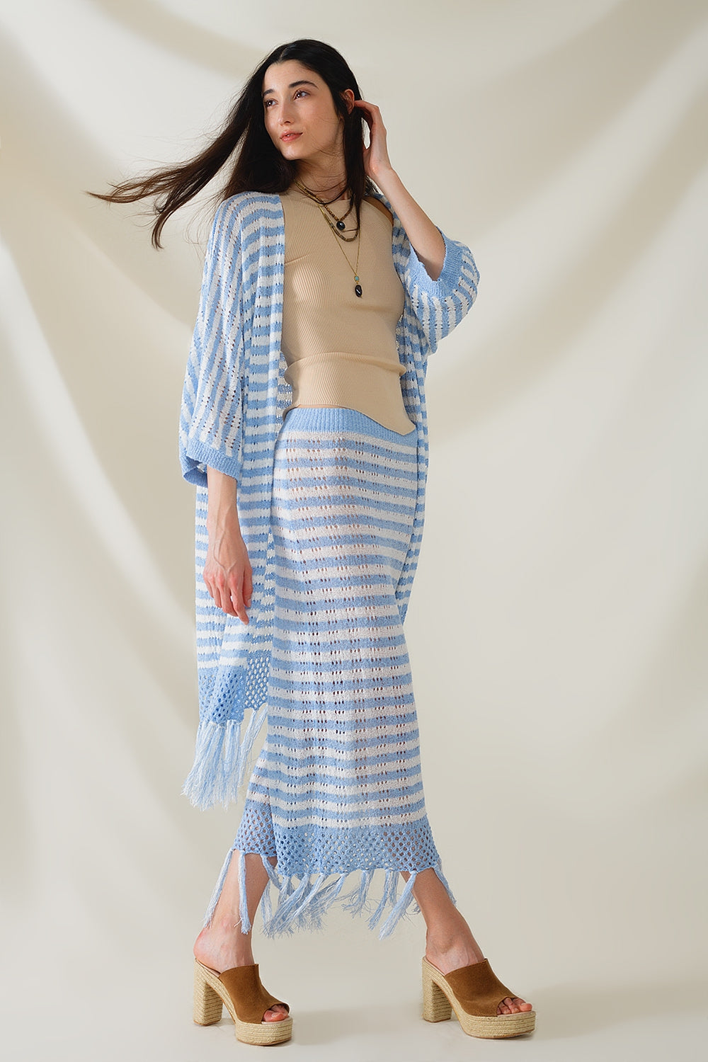 Jupe midi en crochet blanche à rayures bleues et ourlet à franges
