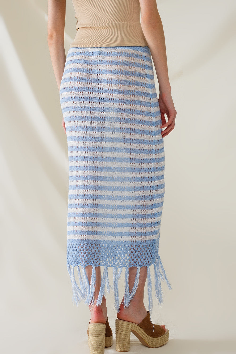 Jupe midi en crochet blanche à rayures bleues et ourlet à franges