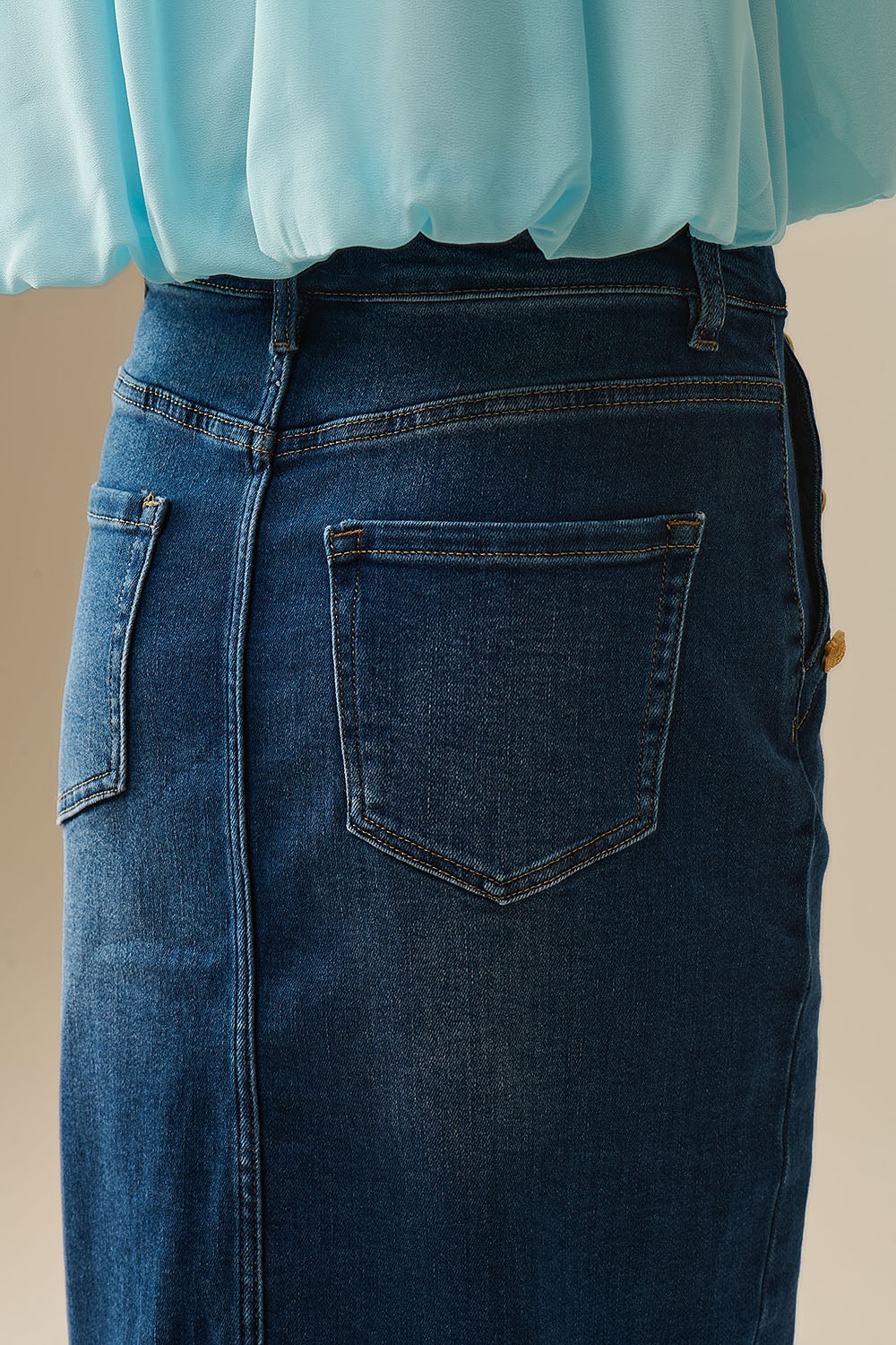 Jupe midi en denim extensible avec boutons dorés